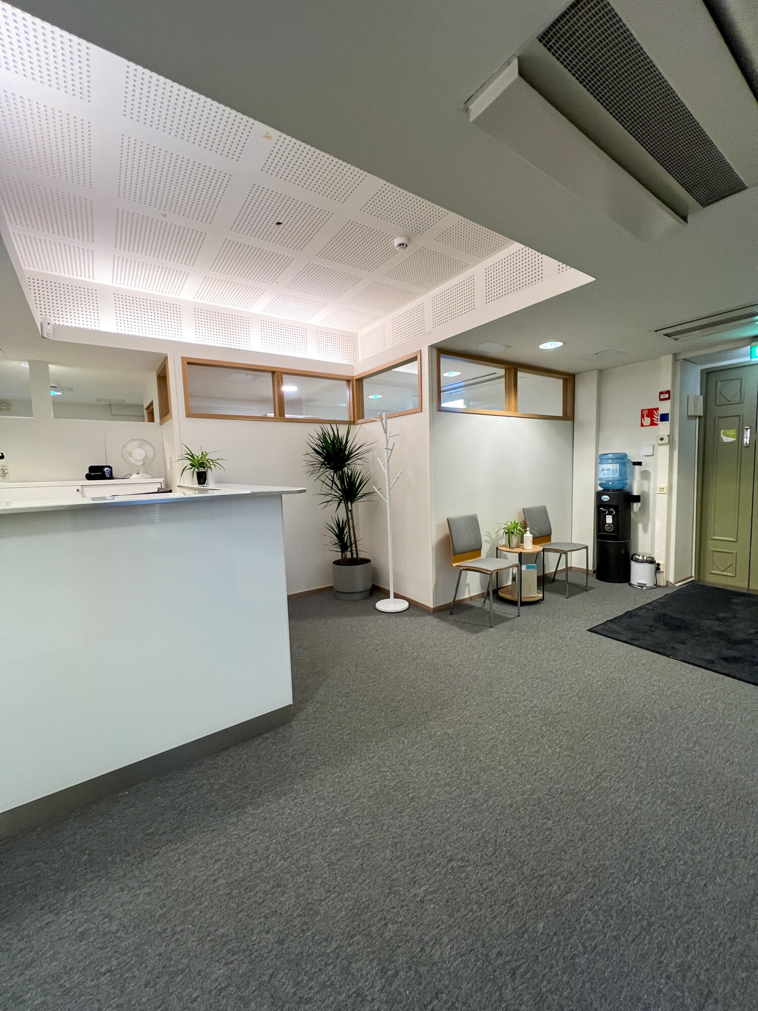 Tekstiililaatat aulassa remontin jälkeen