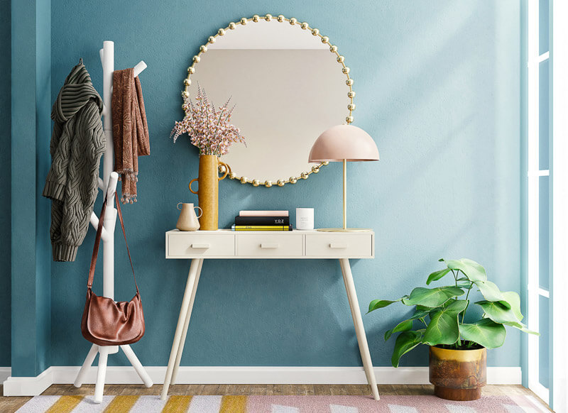 Valkoinen jalkalista ja sininen seinä