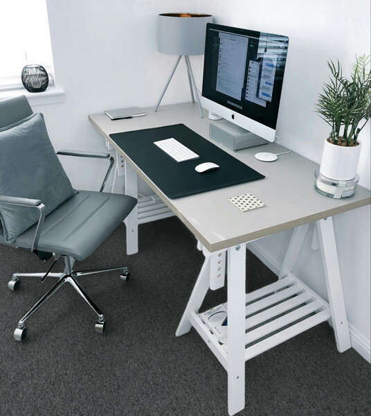 Tummanharmaa tekstiililaatta kodin työhuoneessa