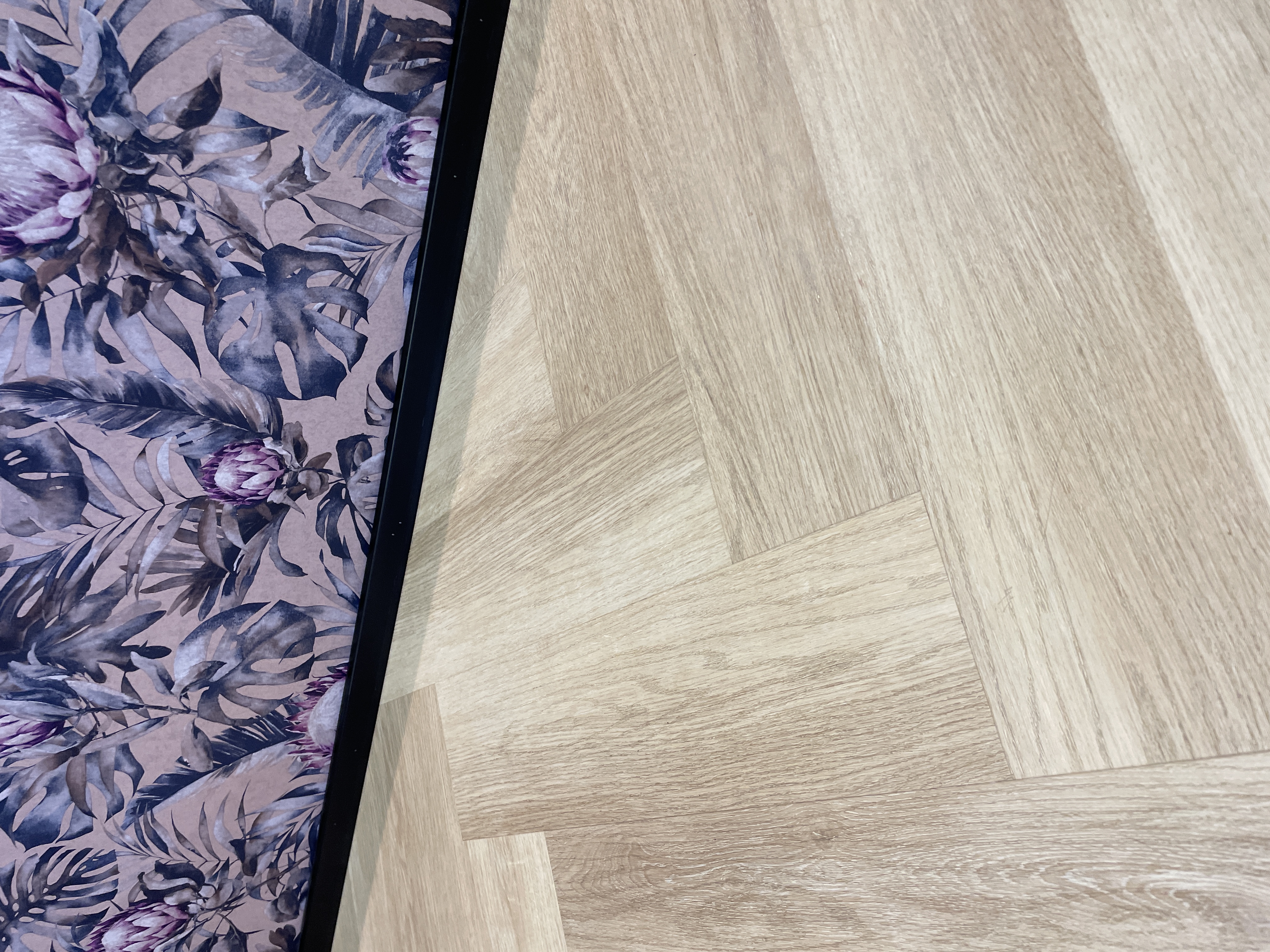 Kalanruotovinyylilankku, musta jalkalista ja taiteellinen tapetti