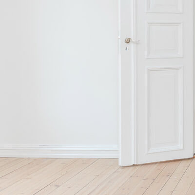 Koristeellinen valkoinen jalkalista