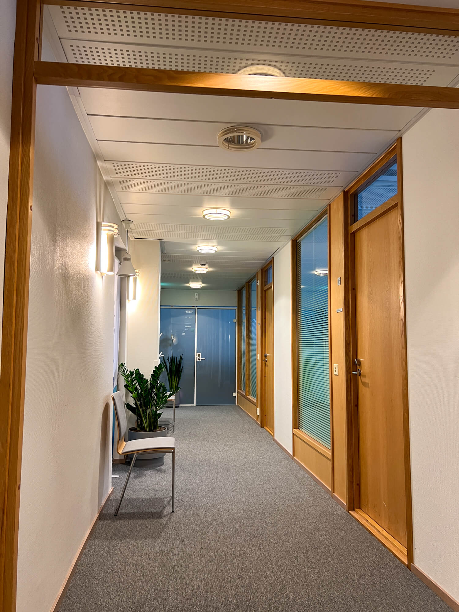 Tekstiililaatta käytävällä remontin jälkeen