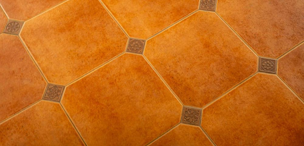 Punertavan ruskea keraaminen laatta