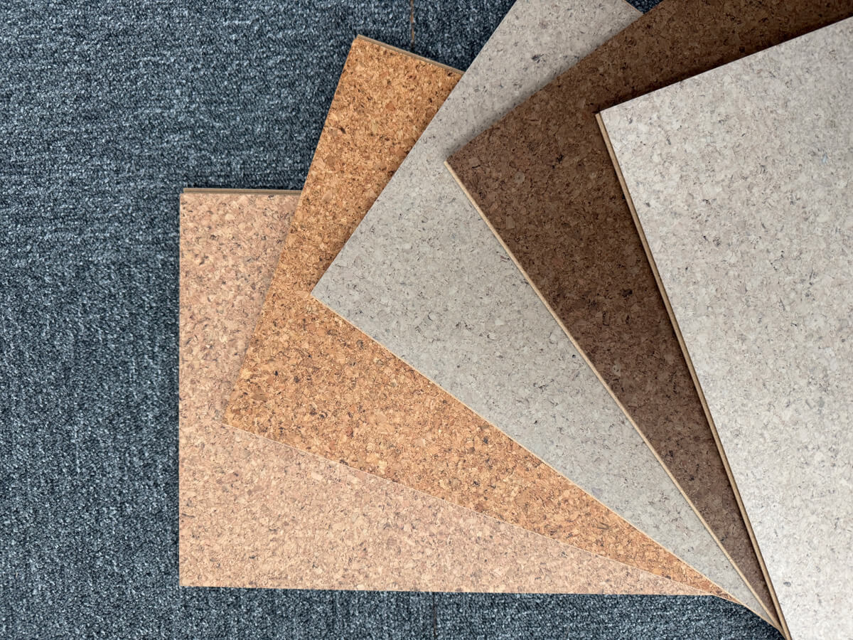 Eri värisiä korkkilattian mallikappaleita