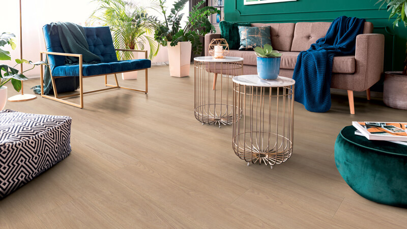 Vaaleanruskea laminaatti lattia olohuoneessa