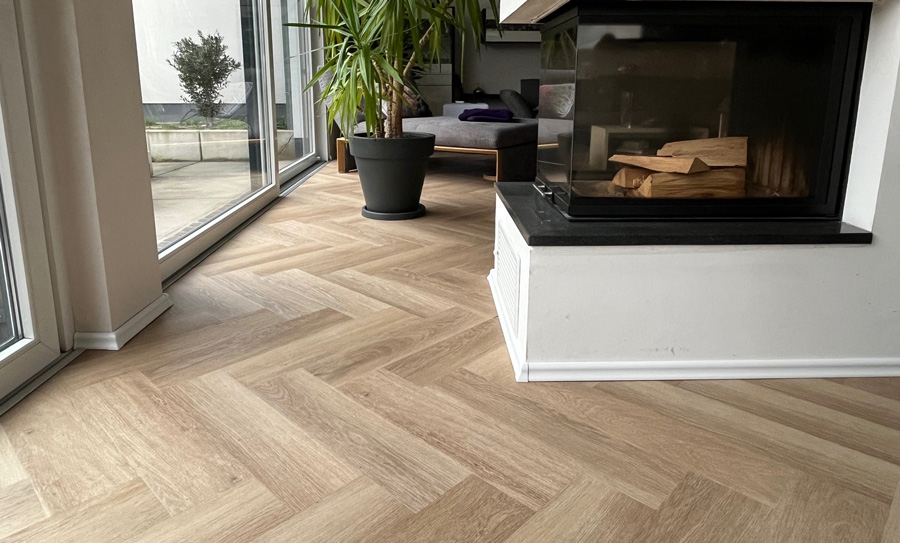 SPC-vinyylilankku takan edessä