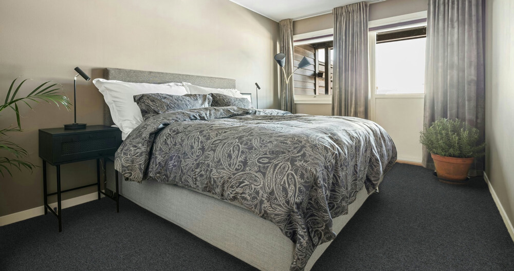 Tummanharmaa tekstiililaatta kodin makuuhuoneessa