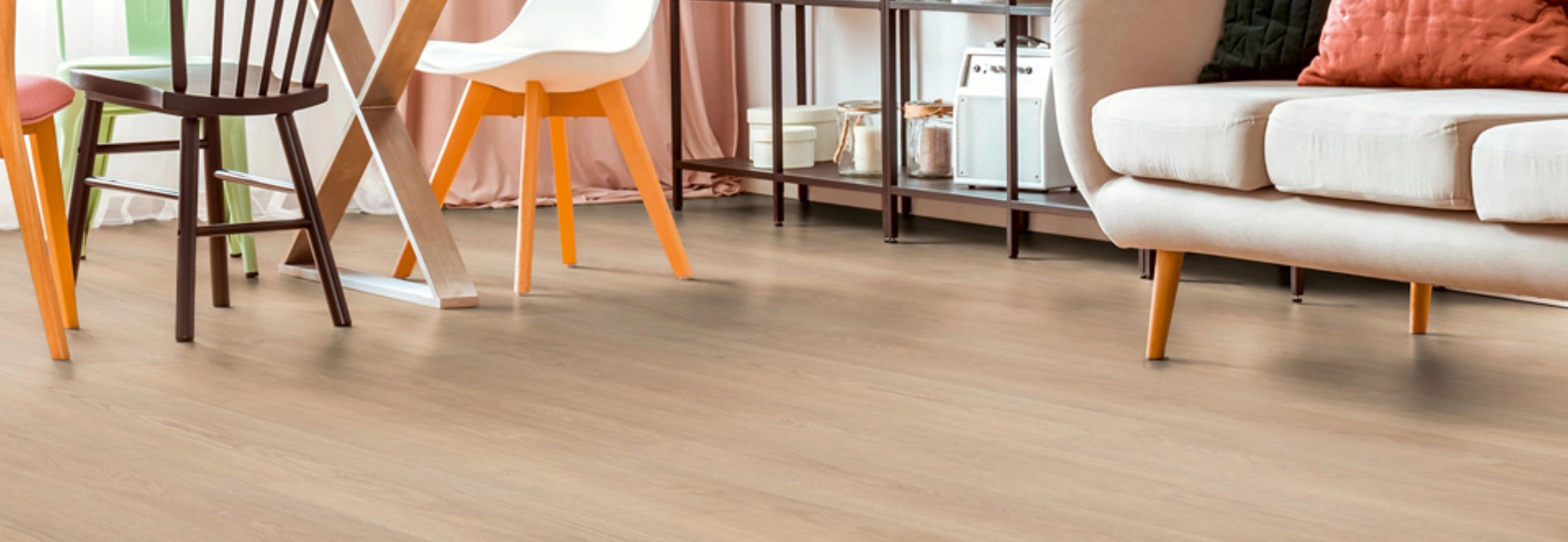 Stella Advanced vaaleanruskea laminaatti olohuoneeseen asennettuna