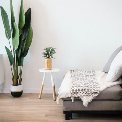 Yksinkertainen valkoinen jalkalista