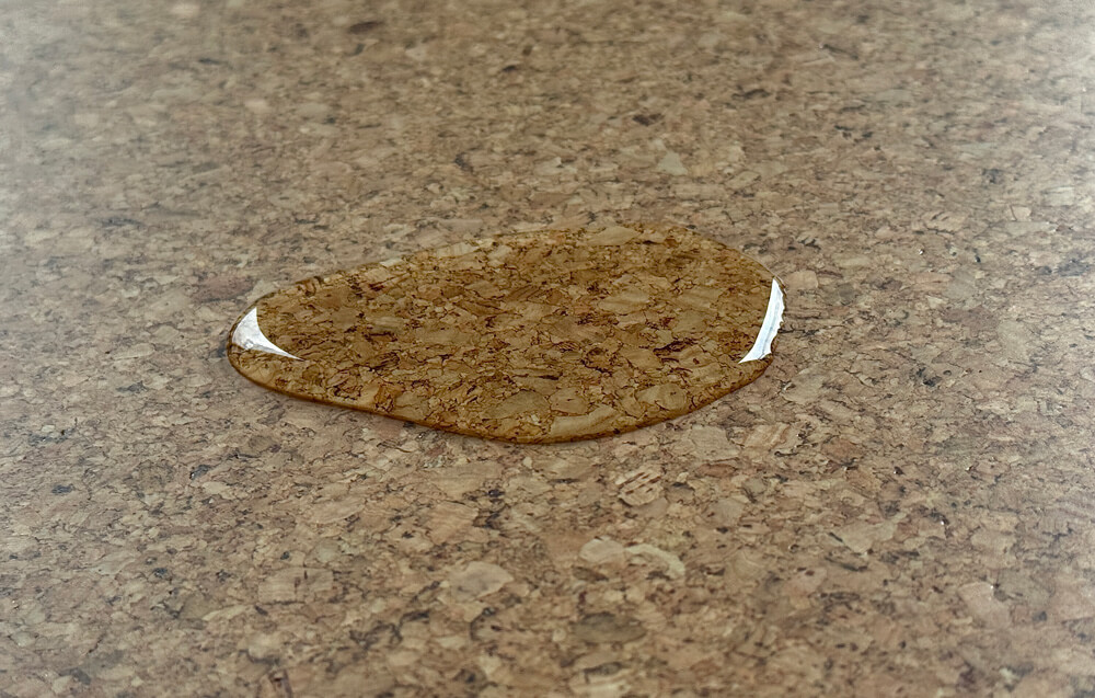 Korkkilattian päällä vesipisara