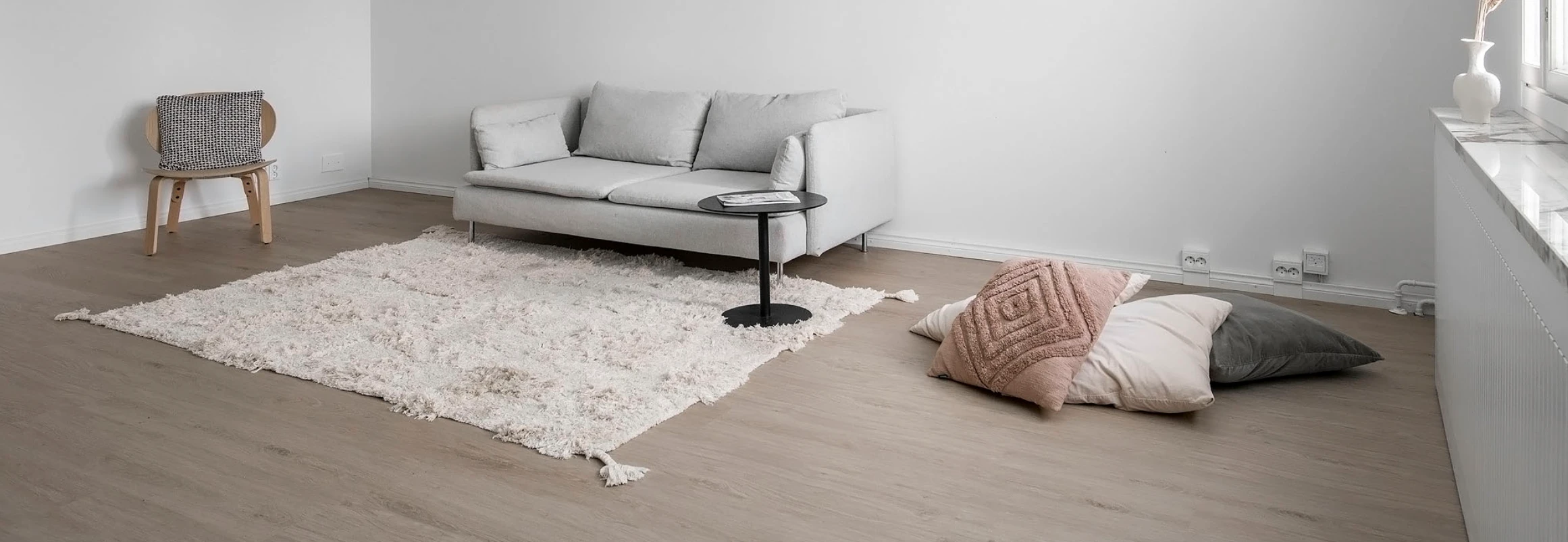 Karitma Premium 3112 Kustavi vinyylilankku asennettuna olohuoneeseen Ruorimiehenkadulla