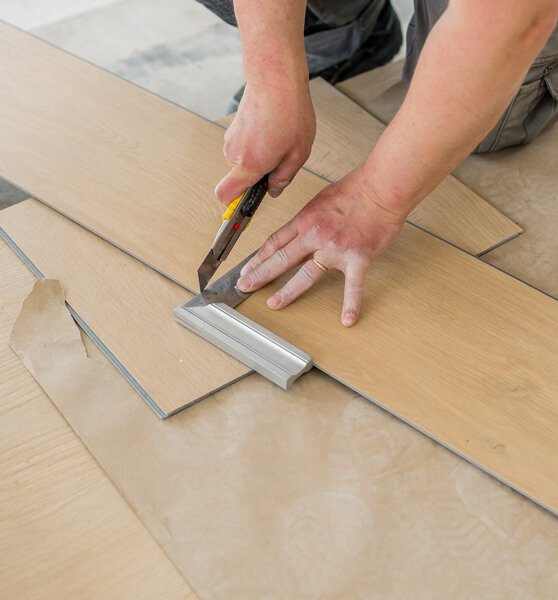 Vinyylilankun leikkaus mattoveitsellä