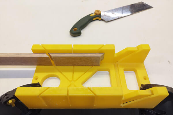 Jiirisahauslaatikossa jalkalistan sahaaminen