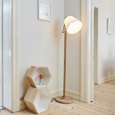 Koristeellinen valkoinen jalkalista ja puulattia