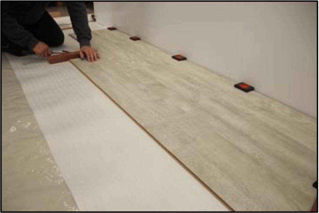 Viinyylikorkkilattian asennus