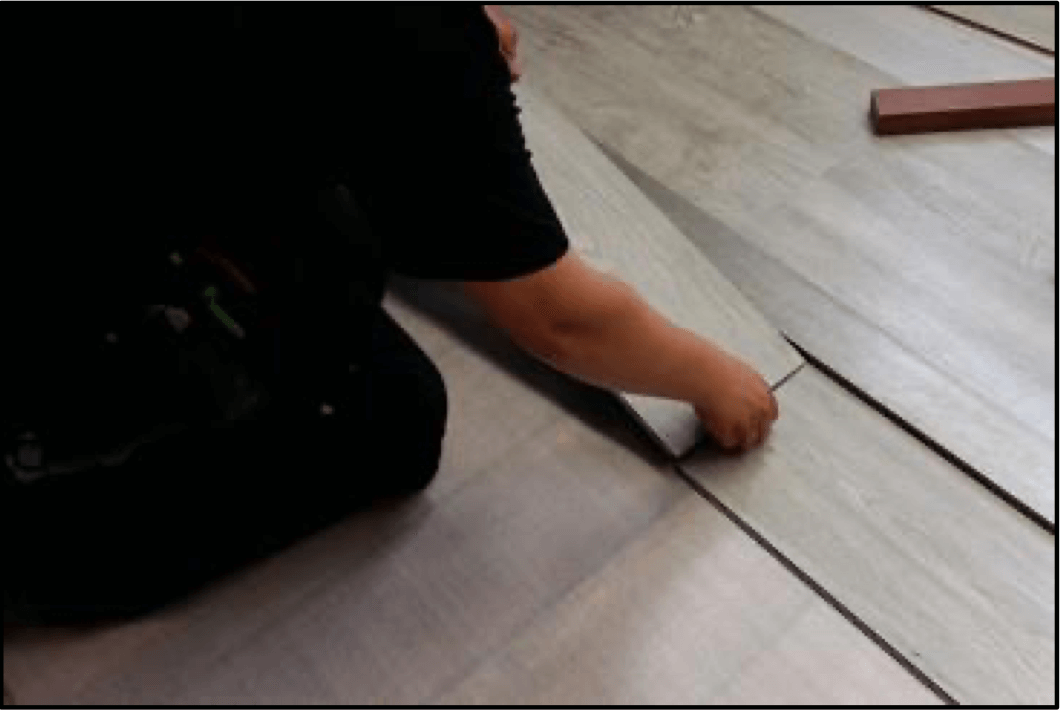 Vinyylikorkin asennus lankku kerrallaan