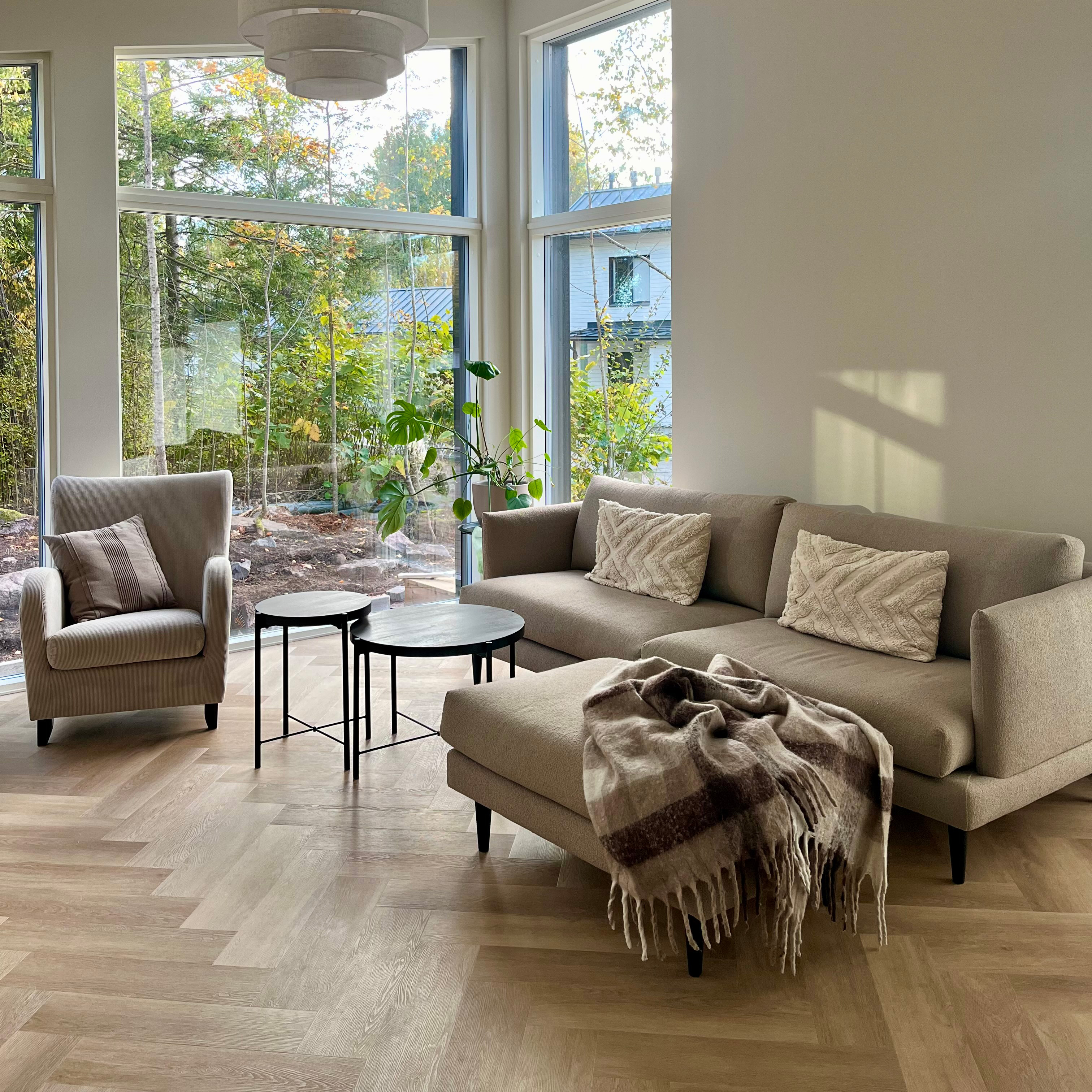 Nordic Herringbone 4006 Pallas kalanruotokuvioinen vinyylilattia Saran kodissa