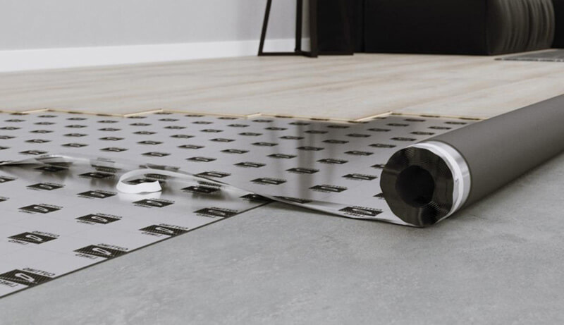 Laminaatin alusmateriaalin asennus integroidulla kosteussululla