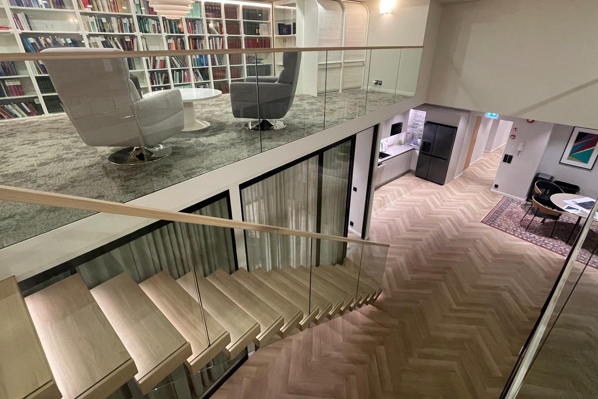 Check One Herringbone 2074H Prenzlau Oak – toimisto ja portaikko
