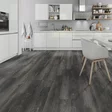 Liimattva vinyylilankku Smoked Pine Black keitti=C3=B6ss=C3=A4 - Liimattavat vinyylilattiat - OFD-055-069M - 3