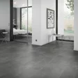 Liimattava vinyylilaatta Cement Dark Grey olohuoneessa - Liimattavat vinyylilattiat - OFD-055-071M - 2