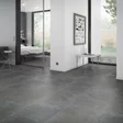 Liimattava vinyylilaatta Oxyde Silver Black olohuoneessa - Liimattavat vinyylilattiat - OFD-055-077M - 2