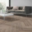 Liimattava vinyylilankku Cerused Oak Dark Natural TV-huoneessa - Liimattavat vinyylilattiat - OFD-055-265M - 3