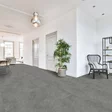 Harmaa kivikuvioitu vinyylilaatta Check Expert 2154E Marbach Beton olohuoneessa - Liimattavat vinyylilattiat - 722154M - 2