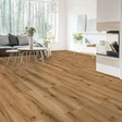 Ruskea liimattava vinyylilankku Check Expert 2488E Wesselhorn Oak olohuoneessa - Liimattavat vinyylilattiat - 722488M - 2