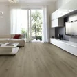 Vaaleanharmaa vinyylilankku Spotlight 2251 Oak Sand olohuoneessa - Vinyylilankut - 732251M - 2