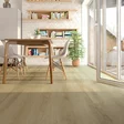 Vaaleanruskea vinyylilankku Spotlight 2254 Oak Prestige keittiössä - Vinyylilankut - 732254M - 2